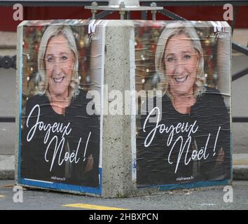 MARINE LE PEN SOUHAITE JOYEUX NOEL AUX FRANCAIS A TRAVERS UNE AFFICHE Stockfoto