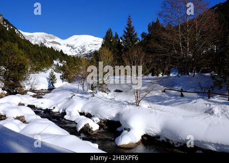 Andorra ist einer der schneesichersten Orte in den Pyrenäen. Es ist daher der ideale Ort, um viele Winteraktivitäten mit Familie oder Freunden zu praktizieren Stockfoto