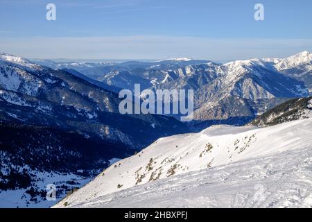 Andorra ist einer der schneesichersten Orte in den Pyrenäen. Es ist daher der ideale Ort, um viele Winteraktivitäten mit Familie oder Freunden zu praktizieren Stockfoto