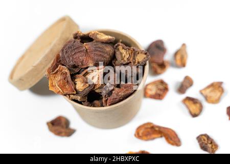Getrocknete Aprikosen in einem Pappbecher mit Deckel auf weißem Hintergrund. Draufsicht. Stockfoto