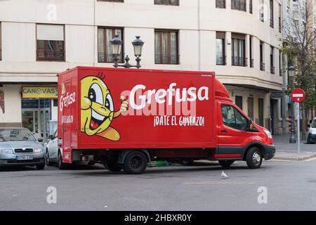 VALENCIA, SPANIEN - 20. DEZEMBER 2021: Grefusa ist eine spanische Unternehmensgruppe, die sich der Produktion und dem Vertrieb von Snacks, Chips und Nüssen widmet Stockfoto