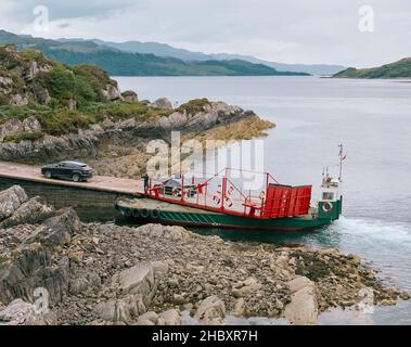 Die Skye Fähre zwischen Glenelg & Kylerhea die letzte manuell betriebene Drehteller-Fähre der Welt, Kyle Rhea West Highlands Scotland UK Stockfoto