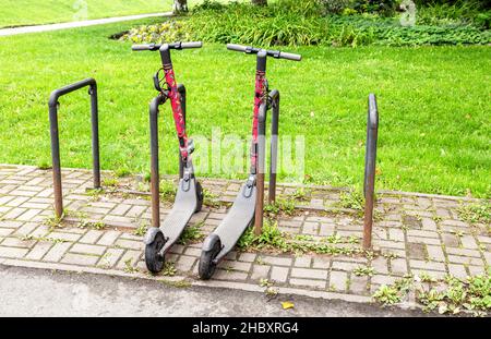 Moskau, Russland - 30. August 2021: Parken eines Mietscooters auf der Stadtstraße im Sommer Stockfoto