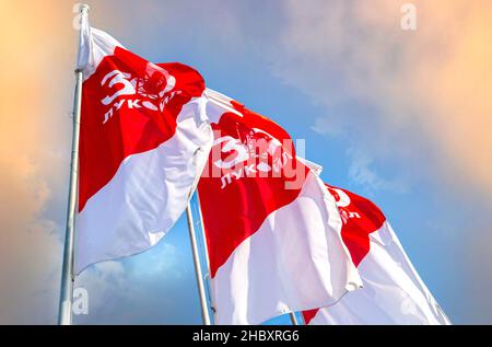 Mordovia, Russland - 5. Juli 2021: Flaggen des Ölkonzerns Lukoil gegen den Himmel. Lukoil ist eine der größten russischen Ölgesellschaften Stockfoto