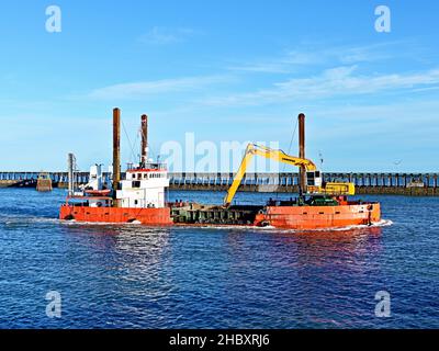 Der Peter Madsen Bagger arbeitet von Blyth aus auf den Windparks in der Nordsee Stockfoto