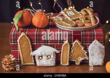 Leckere weihnachts-Lebkuchenkekse mit Mandarinen auf einem Holztisch, Nahaufnahme Stockfoto