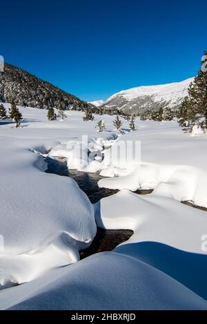 Andorra ist einer der schneesichersten Orte in den Pyrenäen. Es ist daher der ideale Ort, um viele Winteraktivitäten mit Familie oder Freunden zu praktizieren Stockfoto