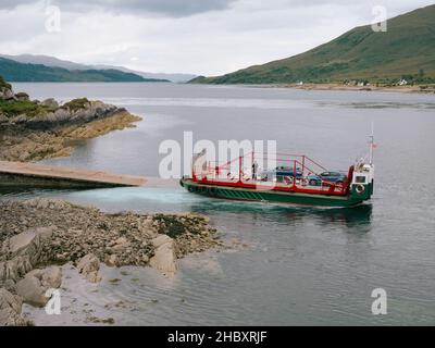 Die Skye Fähre zwischen Glenelg & Kylerhea die letzte manuell betriebene Drehteller-Fähre der Welt, Kyle Rhea West Highlands Scotland UK Stockfoto