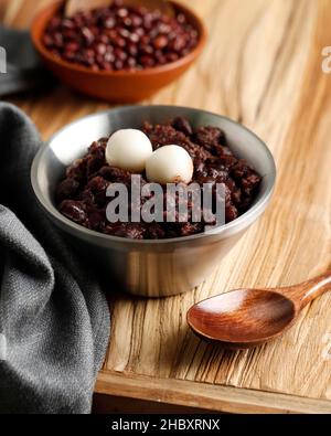 Oshiruko, Zenzai, süße rote Bohnen-Suppe mit Reiskuchen Stockfoto