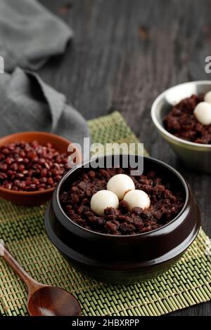 Koreanische Küche Patjuk oder Red Bean Porridge mit rundem Reiskuchen, Essen Sie beim Winter Solstice Festival Stockfoto