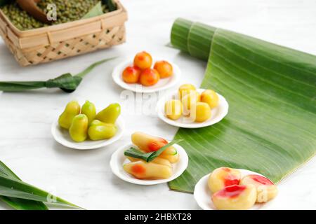 Kue Ku Buah Mini Fantasi, in Thai beliebt als Kamoom Lok Choup. Süßes Dumpling aus Mungbohne mit Gelatinehaut Stockfoto