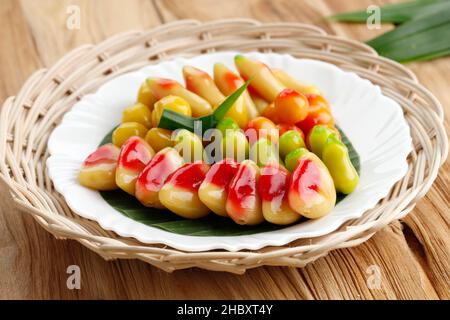 Kanom Look Choup (Thai) oder Kue Ku Buah (Indonesien), fruchtschnelle Mungbohnen aus Mungbohnen und Zucker, manuell handgeformt wie eine Mini Fruit oder Ve Stockfoto