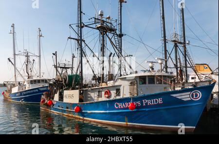 Narragansett, Rhode Island, USA - 27 June 2021: Zwei kommerzielle Fischerboote dockten in Narragansett Rhode Island an. Stockfoto