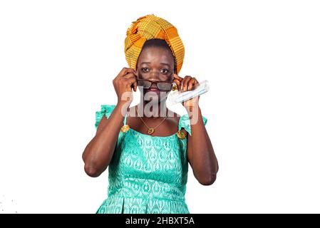 Schöne junge Frau in traditioneller Kleidung, Brille und Blick auf die Kamera. Stockfoto