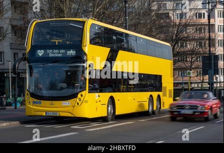 Berlin, Deutschland. 22nd Dez 2021. Ein BVG-Doppeldeckerbus der neuen Generation ist unterwegs. Das erste von 198 Serienfahrzeugen wird am 23.12.21 in den regulären Betrieb gehen. Quelle: Christophe Gateau/dpa/Alamy Live News Stockfoto