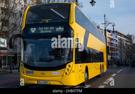 Berlin, Deutschland. 22nd Dez 2021. Ein BVG-Doppeldeckerbus der neuen Generation ist unterwegs. Das erste von 198 Serienfahrzeugen wird am 23.12.21 in den regulären Betrieb gehen. Quelle: Christophe Gateau/dpa/Alamy Live News Stockfoto