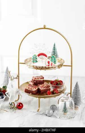 Weihnachtliche High Tea Cake und Cookies Konzept, weiße Weihnachten Sweet Table Setting, Copy Space for Text Stockfoto