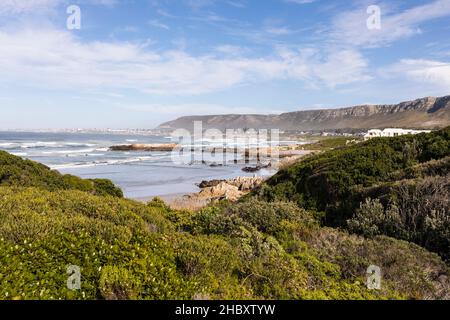 Sandstrand und Felsformationen, erhöhte Aussicht, Wellen brechen am Ufer. Stockfoto