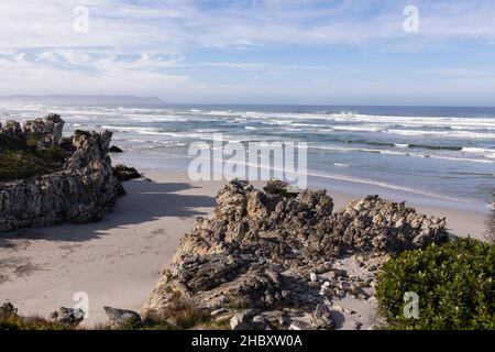 Sandstrand und Felsformationen, erhöhte Aussicht, Wellen brechen am Ufer. Stockfoto