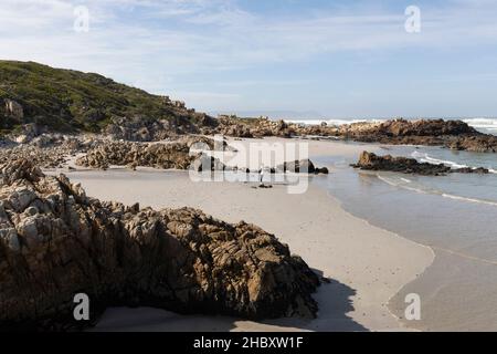 Blick auf einen Sandstrand und Felsformationen an der Atlantikküste. Stockfoto