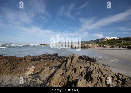 Blick auf einen Sandstrand und Felsformationen an der Atlantikküste. Stockfoto