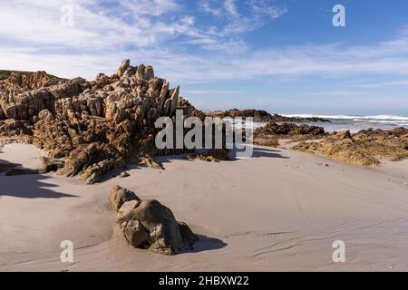 Blick auf einen Sandstrand und Felsformationen an der Atlantikküste. Stockfoto