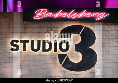 Potsdam, Deutschland. 22nd Dez 2021. Das Logo der Talkshow 'Studio 3 - Live from Babelsberg' bei einem Presseevent im neuen Studio in Babelsberg. Das neue frühe Abendprogramm im rbb-Fernsehen wurde mit aktuellen Nachrichten aus Berlin und Brandenburg, dem crossmedialen Angebot 'schön gut' und der Talkshow 'Studio 3 - Live aus Babelsberg' präsentiert. Es wird werktags zwischen 6:00 und 7:30 Uhr gezeigt. Quelle: Jens Kalaene/dpa-Zentralbild/dpa/Alamy Live News Stockfoto