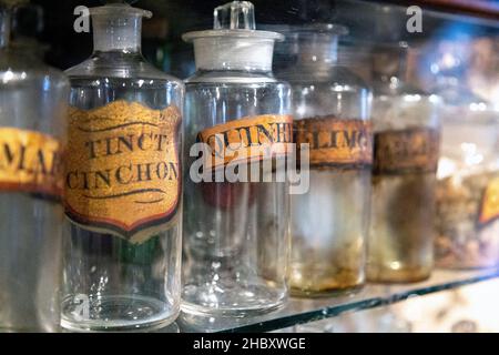 Tradition-Glasflaschen für Chemie und Medizin mit Etiketten (Old Operating Theatre Museum und Kraut Garret, London, UK Stockfoto