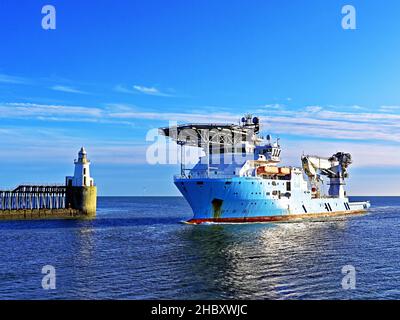 Die Maersk Forza-Ölplattform-Windturbinen-Stützschiff in der Nordsee nähert sich dem Hafen Blyth, der von Kleven Maritime betrieben wird Stockfoto