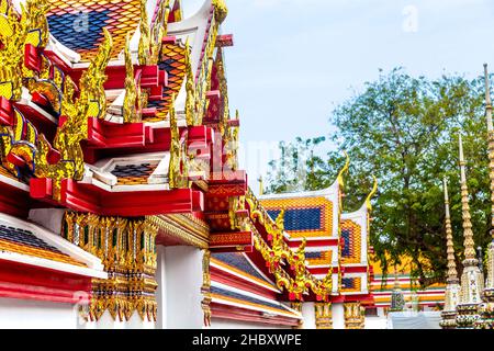 Detail des farbenfrohen, vergoldeten Dachs am Wat Pho Tempel (Tempel des Reclining Buddha), Bangkok, Thailand Stockfoto