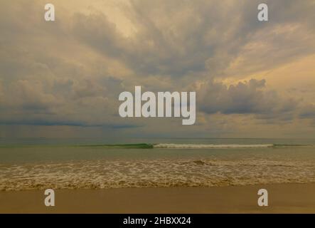 Eine faszinierende Aufnahme eines Strandes unter dem wolkenlosen Himmel während des Tages in Mai Khao, Phuket Stockfoto