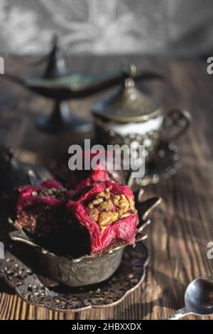 Baklava Dessert mit gebratenen Erdnüssen aus Blätterteig in Form einer schönen Blume mit einer Tasse türkischem Kaffee. Stillleben im arabischen Stil. Oder Stockfoto