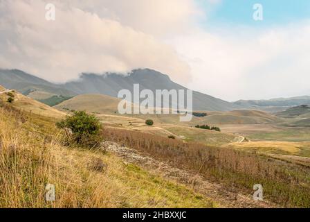 Dramatisches Wetter und Wolken im Parco Nazionale dei Monti Sibillini in den Marken, Italien Stockfoto