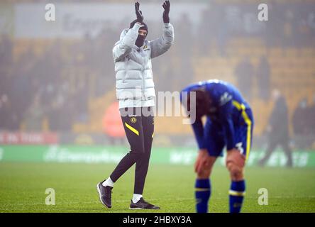 Chelsea-Manager Thomas Tuchel (links) applaudiert den Auswärtsspielern nach dem letzten Pfiff des Premier-League-Spiels im Molineux-Stadion in Wolverhampton. Bilddatum: Sonntag, 19. Dezember 2021. Stockfoto