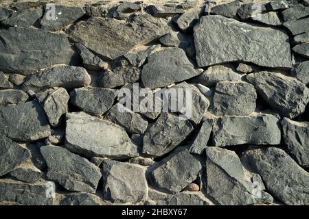 Wand aus Lavasteinen in La Caleta, Costa Adeje, Teneriffa Stockfoto
