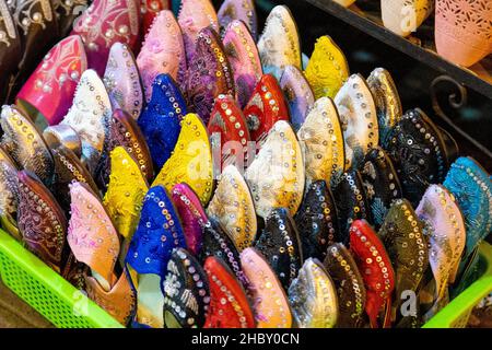 Auswahl der traditionelle bunte marokkanische Hausschuhe an einem Markt in das mittlere Souks von Marrakesch, Marokko Abschaltdruck Stockfoto