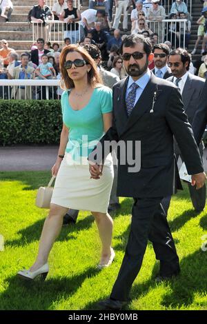 Datei-Foto vom 11. Mai 2008 von Jordaniens Prinzessin Haya und ihrem Mann, Dubais Herrscher, Scheich Mohammed bin Rashed Al Maktoum, besuchen das Rennen der Colts, bekannt als 'Poule d'Essai des Poulains' auf der Rennbahn Longchamp in Paris, Frankreich. Der britische Oberste Gerichtshof hat am Dienstag, den 21. Dezember 2021, der Prinzessin Haya Bint Al-Hussain, der 47-jährigen Tochter des ehemaligen jordanischen Königs Hussein, eine Pauschalvereinbarung in Höhe von £ 251,5m zugesprochen. Sie ist die jüngste von sechs Frauen von Scheich Mohammed bin Rashid Al-Maktoum, dem Multi-Milliardär-Herrscher von Dubai, Premierminister der Vereinigten Arabischen Emirate und einflussreicher Besitzer von Pferderennen. Das Urteil pro Stockfoto