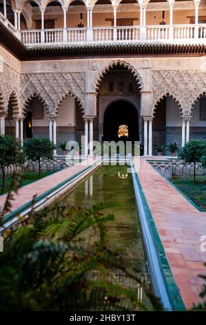 Hof der Jungfrauen im Königlichen Alcázar von Sevilla, Spanien. Stockfoto
