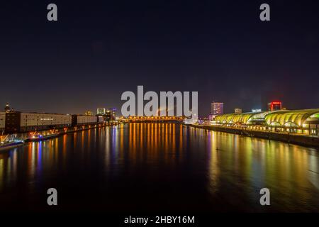 Nächtliche Skyline von Ludwigshafen und Mannheim mit dem Rhein, dem Mannheimer Hafen, der Rheingalerie in Ludwigshafen und der Konrad-Adenauer-Brücke in Th Stockfoto