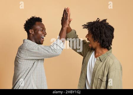 Zwei Fröhliche Schwarze Jungs, Die Sich Gegenseitig High Five Gaben Und Lachten Stockfoto