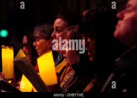 Zuvor unveröffentlichtes Foto vom 08/12/21 von Mitgliedern der Gemeinde, die an „Royal Carols - Together at Christmas“ teilnehmen, einem Weihnachtsliederkonzert der Herzogin von Cambridge in Westminster Abbey in London, das am Heiligabend auf ITV ausgestrahlt wird. Ausgabedatum: Mittwoch, 22. Dezember 2021. Stockfoto