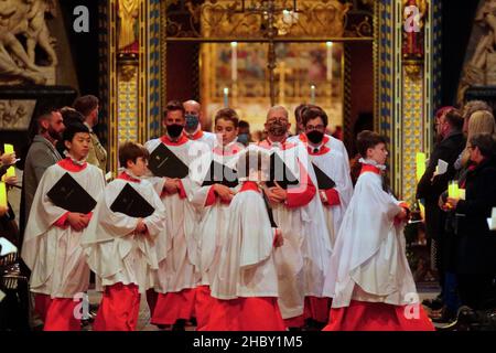 Zuvor unveröffentlichtes Foto vom 08/12/21 von Chören des Westminster Abbey Choir, die an 'Royal Carols - Together at Christmas' teilnehmen, einem Weihnachtsliederkonzert der Herzogin von Cambridge in Westminster Abbey in London, das am Heiligabend auf ITV ausgestrahlt wird. Ausgabedatum: Mittwoch, 22. Dezember 2021. Stockfoto