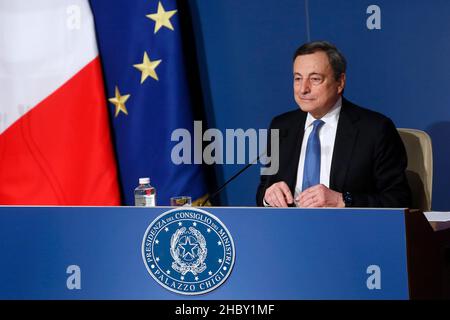Rom, Italien. 22nd Dez 2021. Der italienische Premier Mario Draghi nimmt an der Abschlusspressekonferenz im Auditorium Antonianum Teil, wo er mit Journalisten und der parlamentarischen Presse zusammentraf. Rome (Italien), Dezember 22nd 2021Photo Samantha Zucchi Insidefoto Credit: Insidefoto srl/Alamy Live News Stockfoto