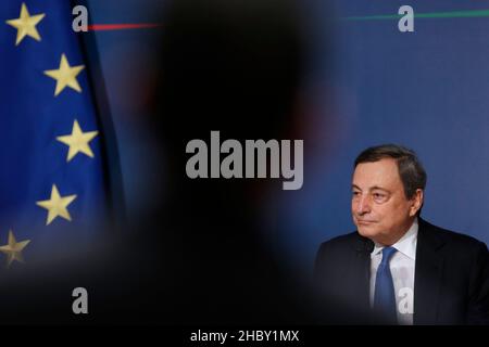 Rom, Italien. 22nd Dez 2021. Der italienische Premier Mario Draghi nimmt an der Abschlusspressekonferenz im Auditorium Antonianum Teil, wo er mit Journalisten und der parlamentarischen Presse zusammentraf. Rome (Italien), Dezember 22nd 2021Photo Samantha Zucchi Insidefoto Credit: Insidefoto srl/Alamy Live News Stockfoto