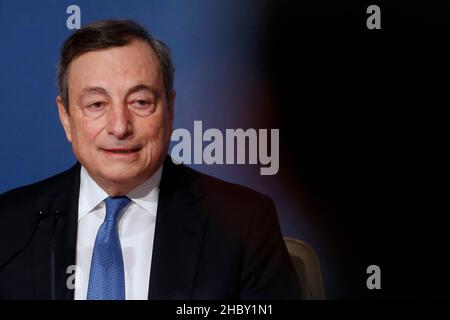 Rom, Italien. 22nd Dez 2021. Der italienische Premier Mario Draghi nimmt an der Abschlusspressekonferenz im Auditorium Antonianum Teil, wo er mit Journalisten und der parlamentarischen Presse zusammentraf. Rome (Italien), Dezember 22nd 2021Photo Samantha Zucchi Insidefoto Credit: Insidefoto srl/Alamy Live News Stockfoto