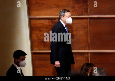 Rom, Italien. 22nd Dez 2021. Der italienische Premier Mario Draghi nimmt an der Abschlusspressekonferenz im Auditorium Antonianum Teil, wo er mit Journalisten und der parlamentarischen Presse zusammentraf. Rome (Italien), Dezember 22nd 2021Photo Samantha Zucchi Insidefoto Credit: Insidefoto srl/Alamy Live News Stockfoto