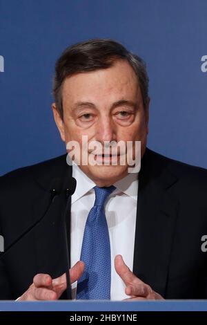 Rom, Italien. 22nd Dez 2021. Der italienische Premier Mario Draghi nimmt an der Abschlusspressekonferenz im Auditorium Antonianum Teil, wo er mit Journalisten und der parlamentarischen Presse zusammentraf. Rome (Italien), Dezember 22nd 2021Photo Samantha Zucchi Insidefoto Credit: Insidefoto srl/Alamy Live News Stockfoto