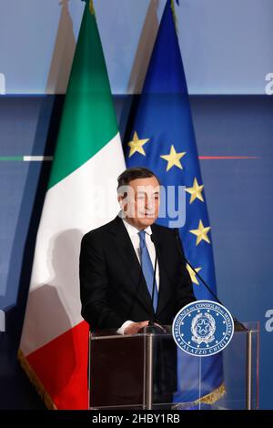 Rom, Italien. 22nd Dez 2021. Der italienische Premier Mario Draghi nimmt an der Abschlusspressekonferenz im Auditorium Antonianum Teil, wo er mit Journalisten und der parlamentarischen Presse zusammentraf. Rome (Italien), Dezember 22nd 2021Photo Samantha Zucchi Insidefoto Credit: Insidefoto srl/Alamy Live News Stockfoto