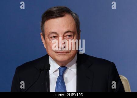 Rom, Italien. 22nd Dez 2021. Der italienische Premier Mario Draghi nimmt an der Abschlusspressekonferenz im Auditorium Antonianum Teil, wo er mit Journalisten und der parlamentarischen Presse zusammentraf. Rome (Italien), Dezember 22nd 2021Photo Samantha Zucchi Insidefoto Credit: Insidefoto srl/Alamy Live News Stockfoto