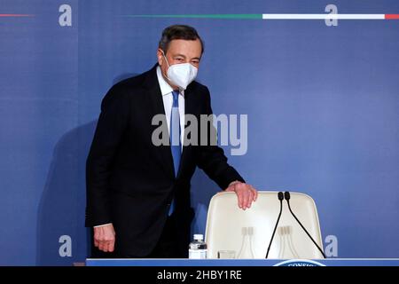 Rom, Italien. 22nd Dez 2021. Der italienische Premier Mario Draghi nimmt an der Abschlusspressekonferenz im Auditorium Antonianum Teil, wo er mit Journalisten und der parlamentarischen Presse zusammentraf. Rome (Italien), Dezember 22nd 2021Photo Samantha Zucchi Insidefoto Credit: Insidefoto srl/Alamy Live News Stockfoto